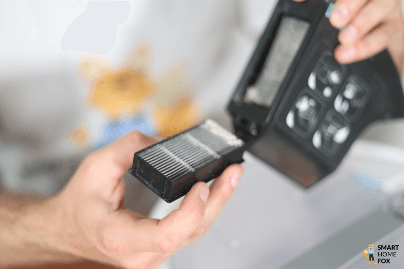 Dreifaches Filter-System des mobilen Staubbehälters des Yeedi Cube Saugroboters ist zu sehen.